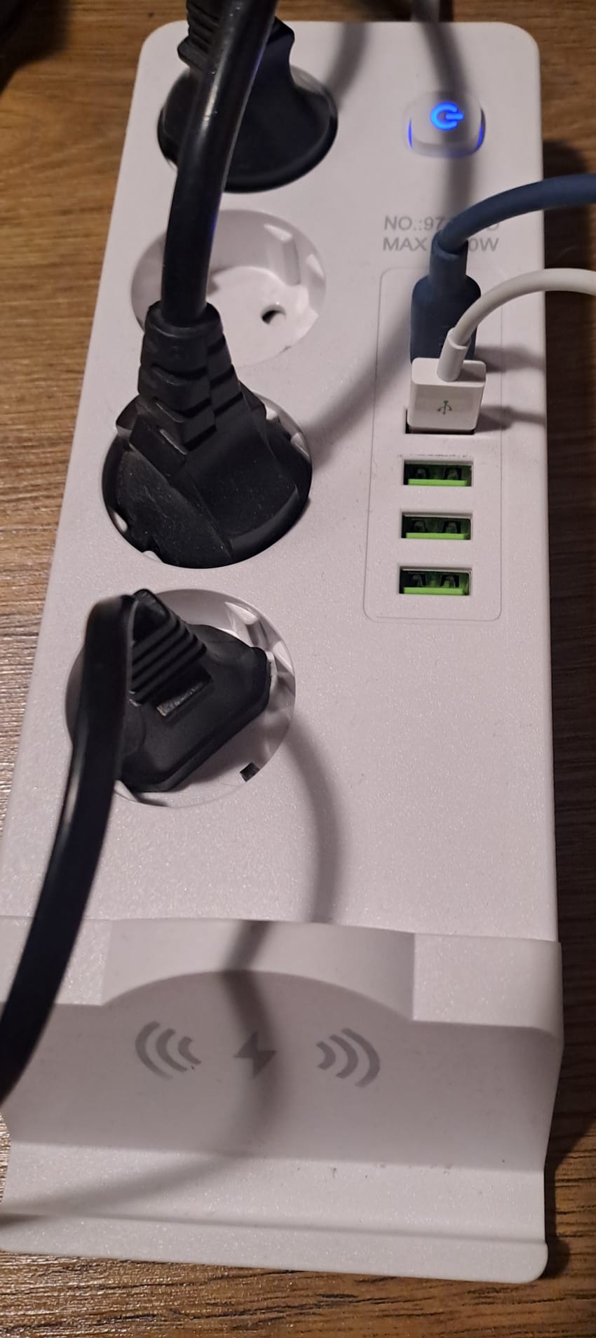Prelungitor "smart" cu patru shucko, patru USB A,doua USB C si Wireless charger